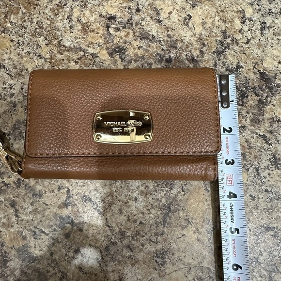 Michael Kors Light Brown Leather Zip Around Wristlet for I-Phone 6 Wallet - Picture 5 of 7